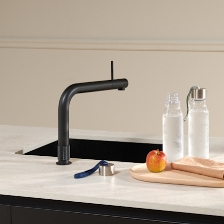 2544 Front Black Beige Setting Rosalie Filtered Water Still Portrait 2