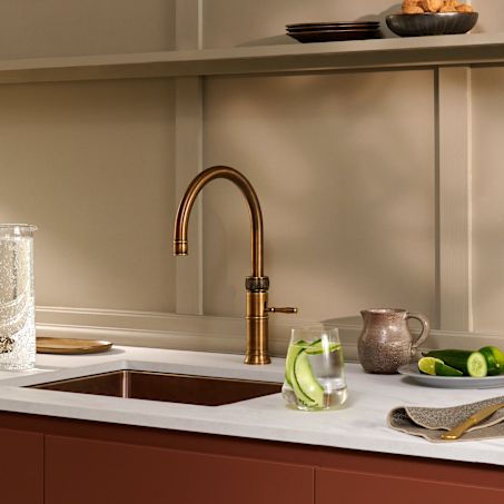 2560 Fusion Round Classic Patinated Brass Beige Setting Irene Sparkling Cucumber Portrait 1 1